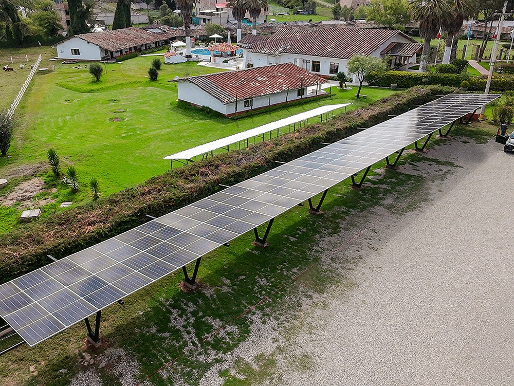 Hotel Laguna Seca apuesta por la energía solar: un proyecto estratégico de 52 kWp en Baños del Inca.